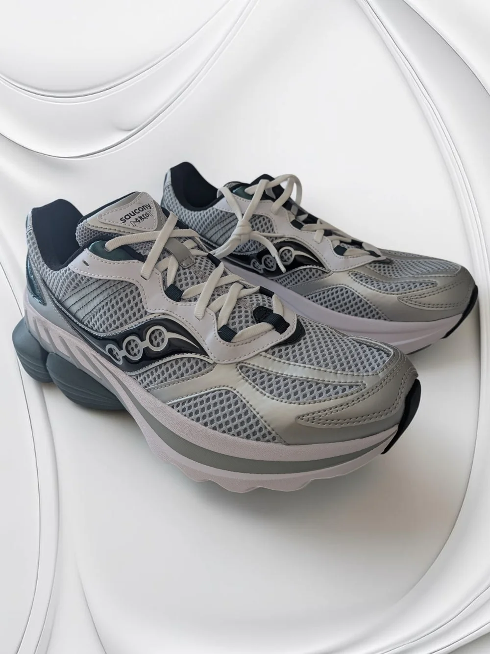 NWT Saucony GRID NXT Mens Size 10 Silver Green Running Shoe Sneakers